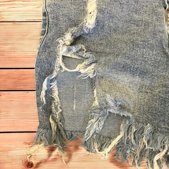 Great Smoky Distressed Denim Shorts  l SIZE M - Picture 3 of 3